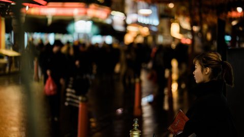 都市剧海报风格的城市夜景，高楼灯光与街道车流交错，画面冷暖对比明显，展现现代都市生活节奏